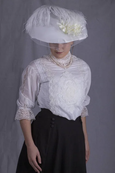 Edwardian Vrouw Witte Blouse Zwarte Rok — Stockfoto