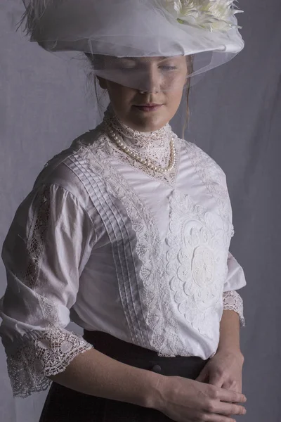 Edwardian Vrouw Witte Blouse Zwarte Rok — Stockfoto