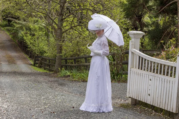 Edwardian Vrouw Dragen Witte Jurk Tuin — Stockfoto