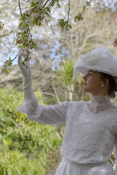 Edwardian Kobieta Nosi Białą Sukienkę Ogrodzie — Zdjęcie stockowe