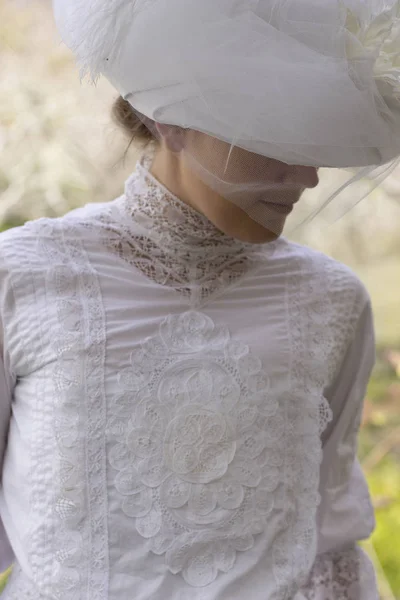 Bahçede Beyaz Elbise Giyen Edwardian Kadın — Stok fotoğraf