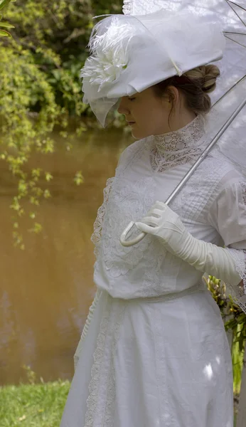 Femme Édouardienne Portant Une Robe Blanche Dans Jardin — Photo