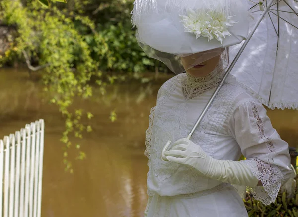 Edwardian Жінка Носить Біле Плаття Саду — стокове фото