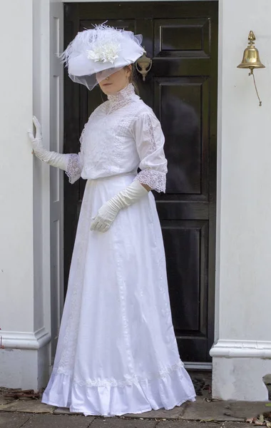 Edwardian Mulher Vestindo Vestido Branco Jardim — Fotografia de Stock