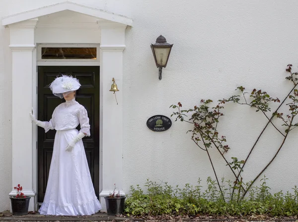 Edwardian Kvinna Som Bär Vit Klänning Trädgården — Stockfoto