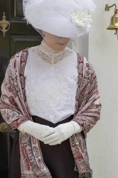 Femme Édouardienne Portant Une Robe Blanche Dans Jardin — Photo