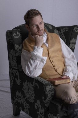 Sandalyede oturan Regency bey