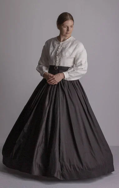 Mujer Victoriana Blusa Blanca Falda Negra — Foto de Stock