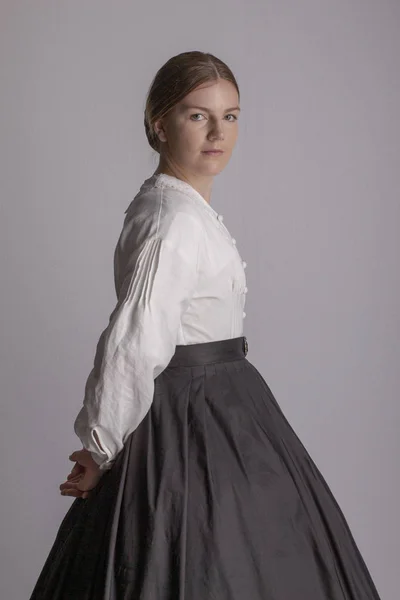 Victoriaanse Vrouw Witte Blouse Zwarte Rok — Stockfoto