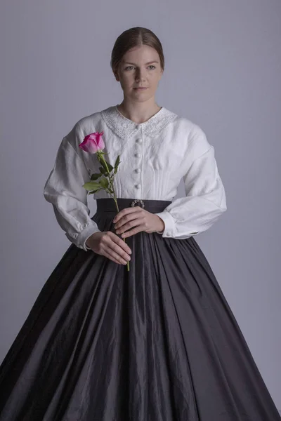 Mujer Victoriana Falda Blanca Estrecha Negra —  Fotos de Stock