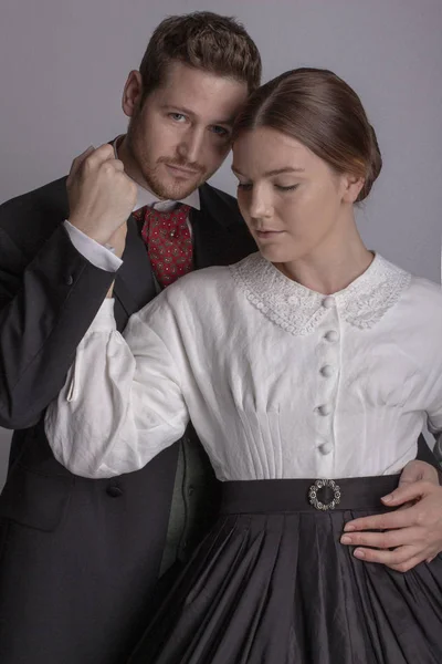 Pareja Victoriana Enamorada — Foto de Stock