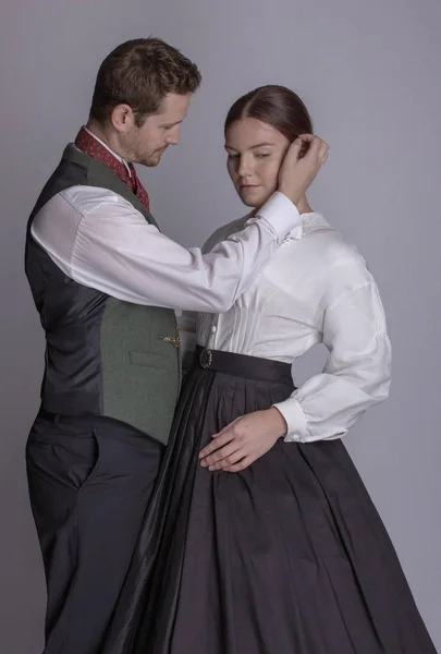 Pareja Victoriana Enamorada — Foto de Stock