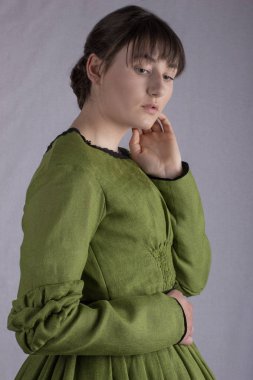 Yeşil elbise giyen Victoria kadın