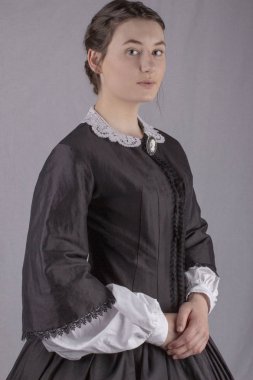 Siyah ve beyaz ensemble giyen Victoria kadın 