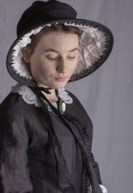 Siyah ve beyaz ensemble giyen Victoria kadın 