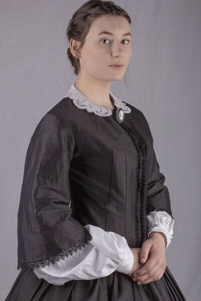 Викторианка в черно-белом ансамбле
 