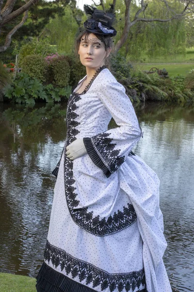 Wiktoriański Kobieta Czerni Bieli Zgiełku Sukienka — Zdjęcie stockowe
