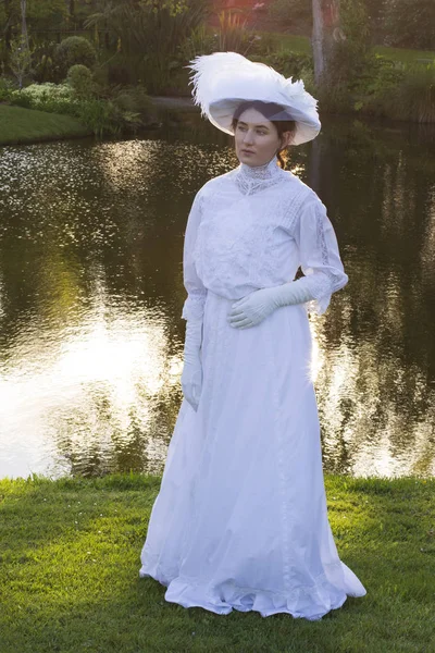 Edwardian Žena Nosí Bílé Šaty Klobouk Zahradě — Stock fotografie