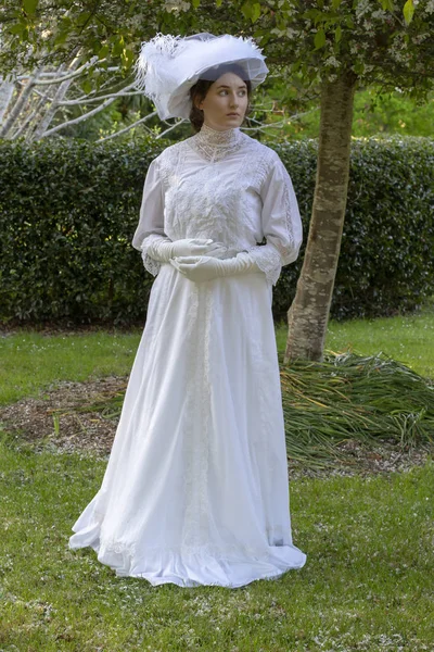 Εδουαρδιανή Γυναίκα Φορώντας Ένα Λευκό Φόρεμα Και Καπέλο Έναν Κήπο — Φωτογραφία Αρχείου