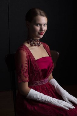 Kırmızı Nahcivan elbiseli kadın