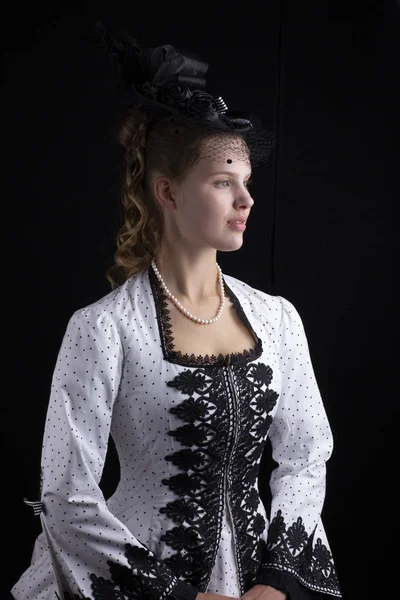 维多利亚时代的女人在黑色和白色的热闹礼服 — 图库照片