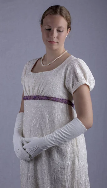 Regency Kobieta Krem Wyszywana Sukienka — Zdjęcie stockowe