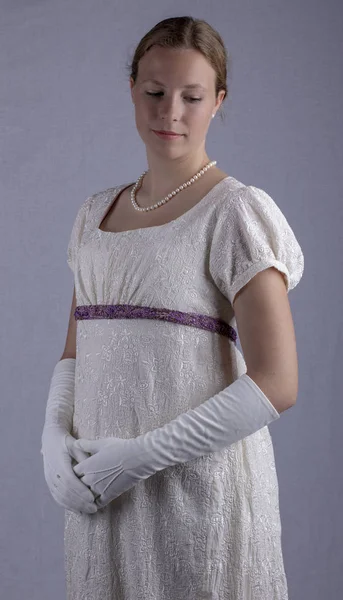 Regency Kvinna Grädde Broderad Klänning — Stockfoto