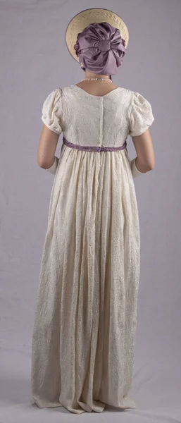 クリーム刺繍ドレスのリージェンシー女 — ストック写真