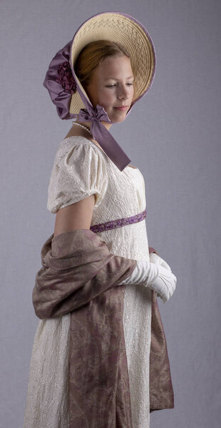 Женщина-регент в кремовом вышитом платье
