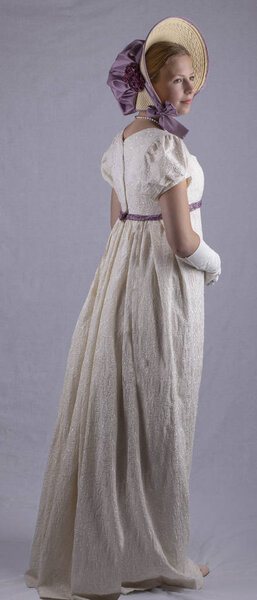 Женщина-регент в кремовом вышитом платье
