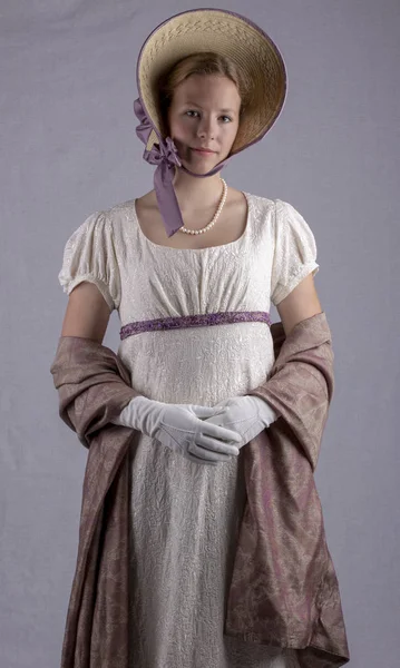 Regency Γυναίκα Στην Κρέμα Κεντητό Φόρεμα — Φωτογραφία Αρχείου