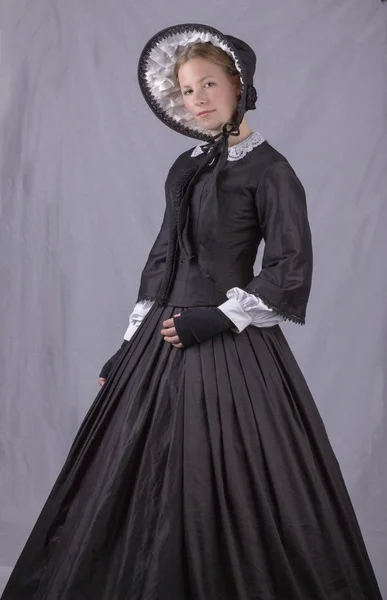 Viktoriánské Žena Černém Ensemble — Stock fotografie