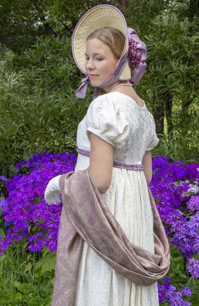 Regency Kvinna Cream Klänning — Stockfoto