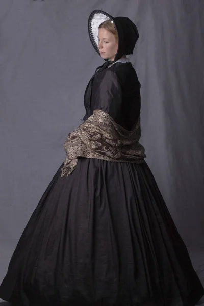 黒のアンサンブルのビクトリア朝の女性 — ストック写真