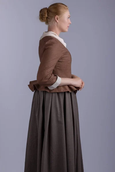 茶色のアンサンブルで 世紀の女性 — ストック写真