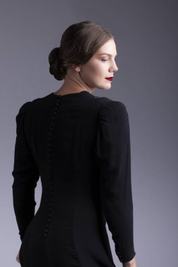 Siyah elbiseli çekici 1930'larda kadın