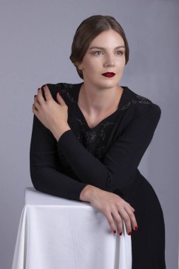 Siyah elbiseli çekici 1930'larda kadın