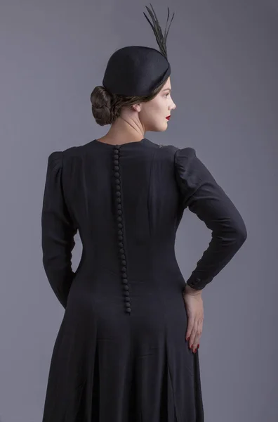 Glamorosa Mujer 1930 Vestido Negro —  Fotos de Stock