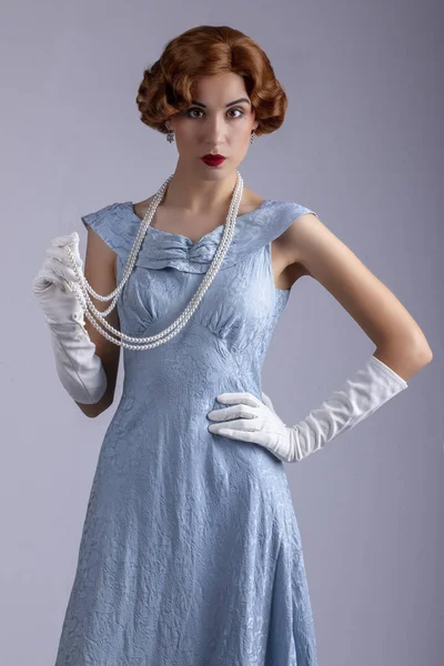 1930 年代の華やかな青いドレスの女 — ストック写真