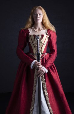 Kırmızı elbiseli Tudor kadın