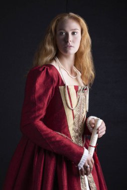 Kırmızı elbiseli Tudor kadın