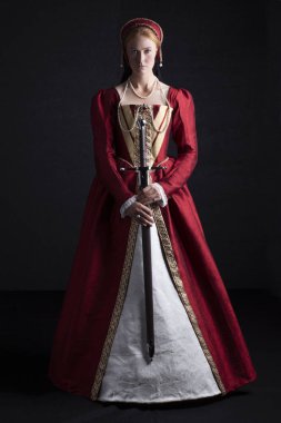 Kırmızı elbiseli Tudor kadın