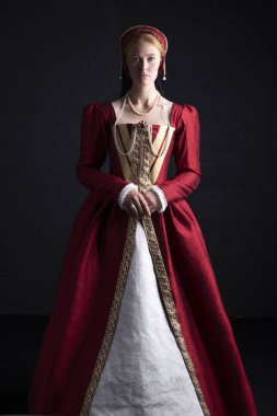 Kırmızı elbiseli Tudor kadın