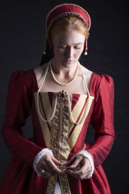 Kırmızı elbiseli Tudor kadın
