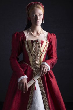 Kırmızı elbiseli Tudor kadın