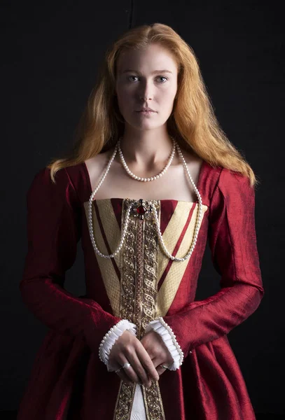 Tudor Žena Červených Šatech — Stock fotografie