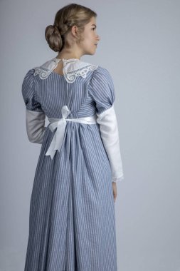 Mavi elbiseli Regency kadın