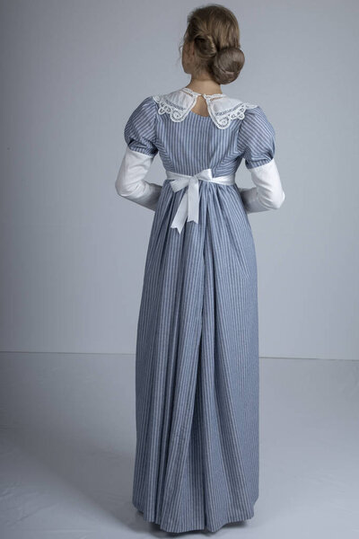 Женщина-регент в синем платье
