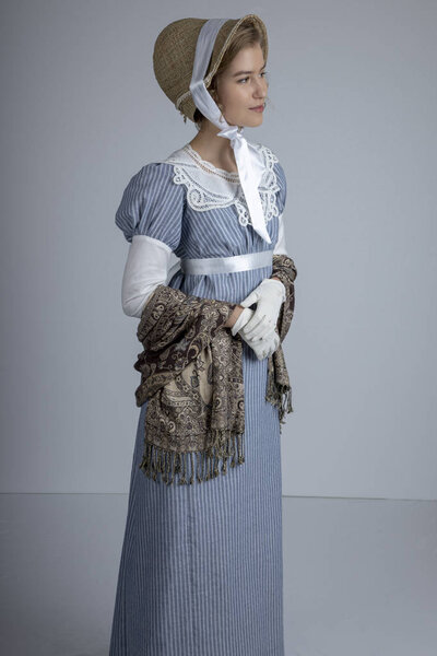 Женщина-регент в синем платье
