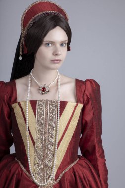 Kırmızı elbiseli koyu saçlı Tudor kadın